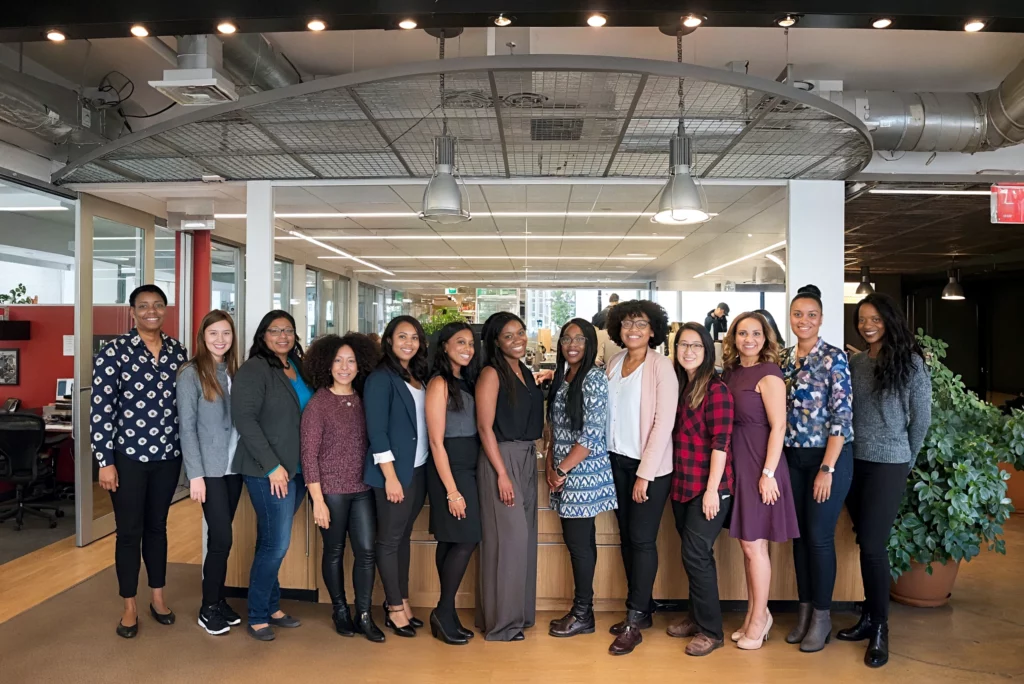 Imagen mejorada de un grupo de colegas mujeres posando para una fotografía restaurada mediante el uso de SuperID