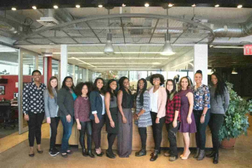 Imagen original borrosa de un grupo de mujeres en la oficina