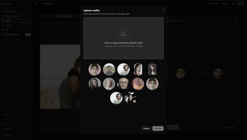 Ein Screenshot der SwapID-Oberfläche mit einem Popup-Fenster mit dem Titel „Selfie hochladen!“, das mehrere kreisförmige Profilbilder zeigt. Im Hintergrund sind zwei Personen zu sehen, die sich am Strand umarmen. In der linken Seitenleiste stehen Optionen wie „Anonymisieren“, „Ausdruck ändern“, „Austauschen“ und „Hochskalieren“ zur Verfügung.