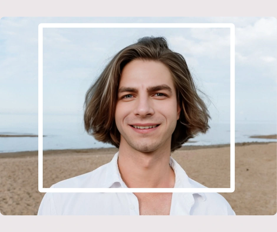 Une image d'un jeune homme aux cheveux longs et à la chemise blanche sur une plage souriant