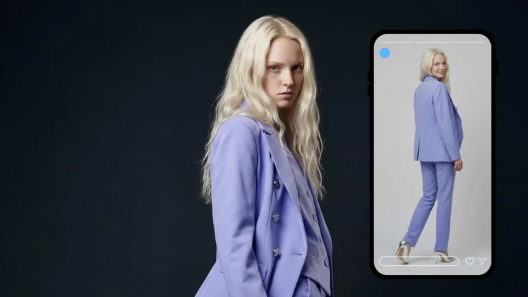 Eine Modeanzeige zeigt eine blonde Frau mit langem, gewelltem Haar in einem lavendelfarbenen, zweireihigen Blazer und passender Hose. Sie steht links vor dunklem Hintergrund und blickt mit ernstem Gesichtsausdruck direkt in die Kamera. Rechts von ihr ist auf einem Smartphone-Bildschirm dieselbe Frau aus einem anderen Winkel zu sehen – eine Ganzkörperansicht von hinten –, als würde das Outfit in einer App oder einem Online-Shop präsentiert. Der Bildschirm enthält UI-Elemente wie einen blauen Aufnahmepunkt oben und Symbole unten, die auf ein interaktives oder Augmented-Reality-Shopping-Erlebnis hindeuten. Die Ästhetik ist insgesamt modern, minimalistisch und modisch.